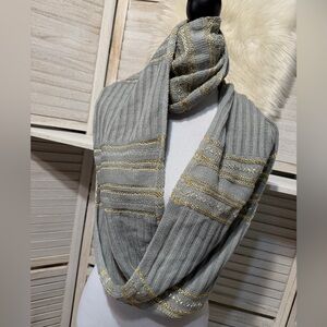 NEW• Stay Glam Gray & Gold Knit Scarf
